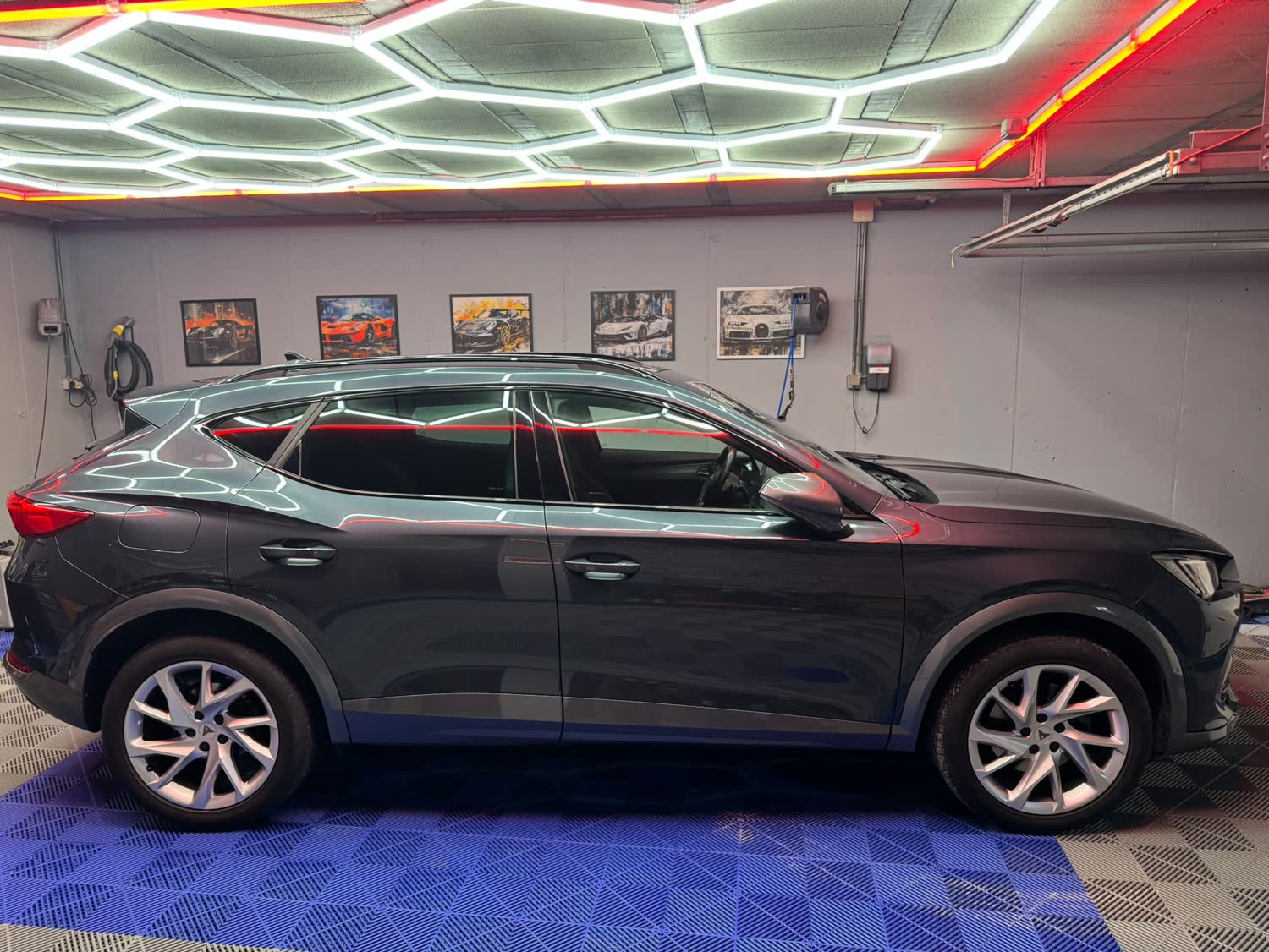 Volkswagen ID.3 noire nettoyée dans l'atelier de detailing