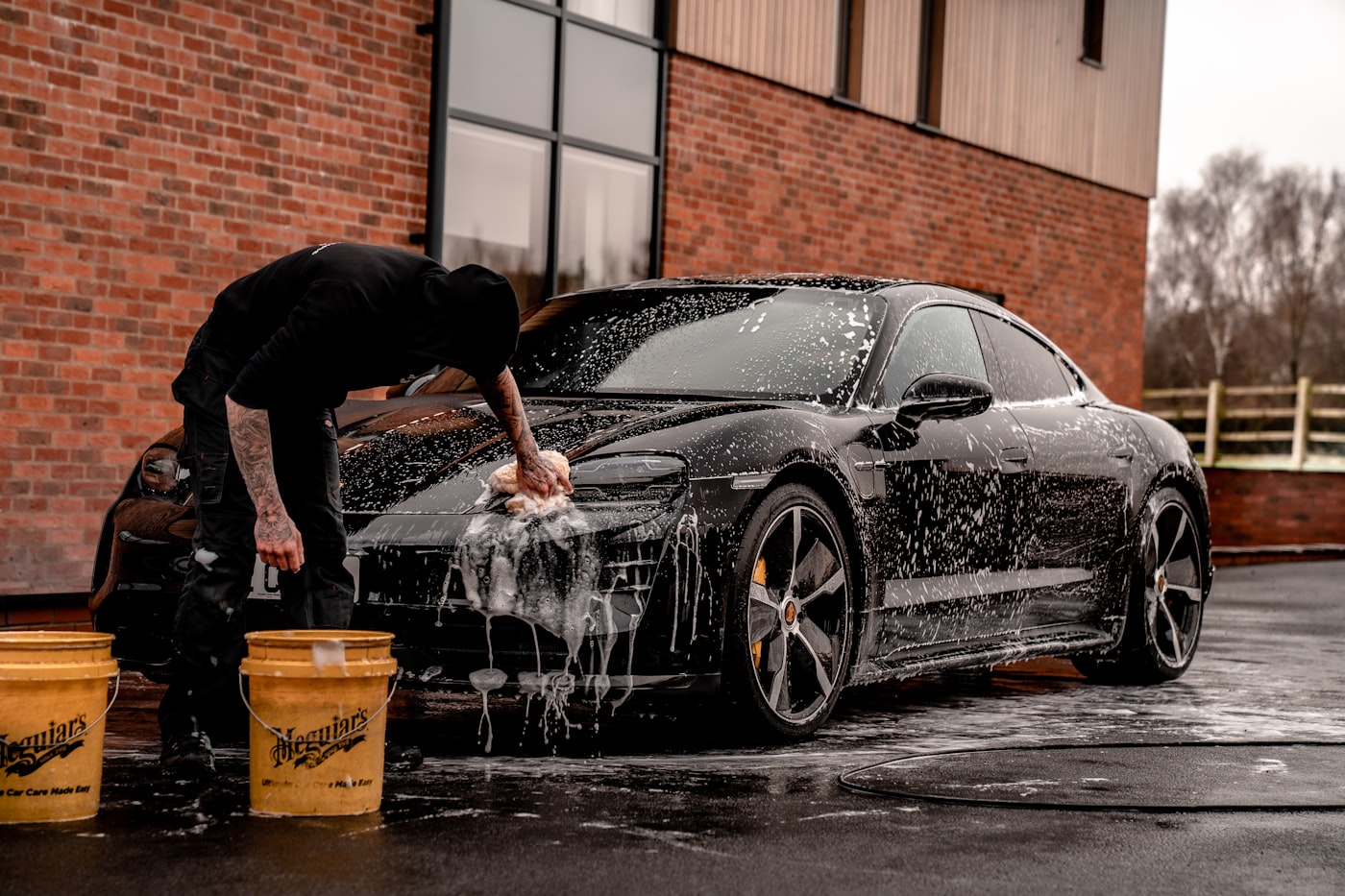 Lavage carrosserie à la main au shampooing mousse