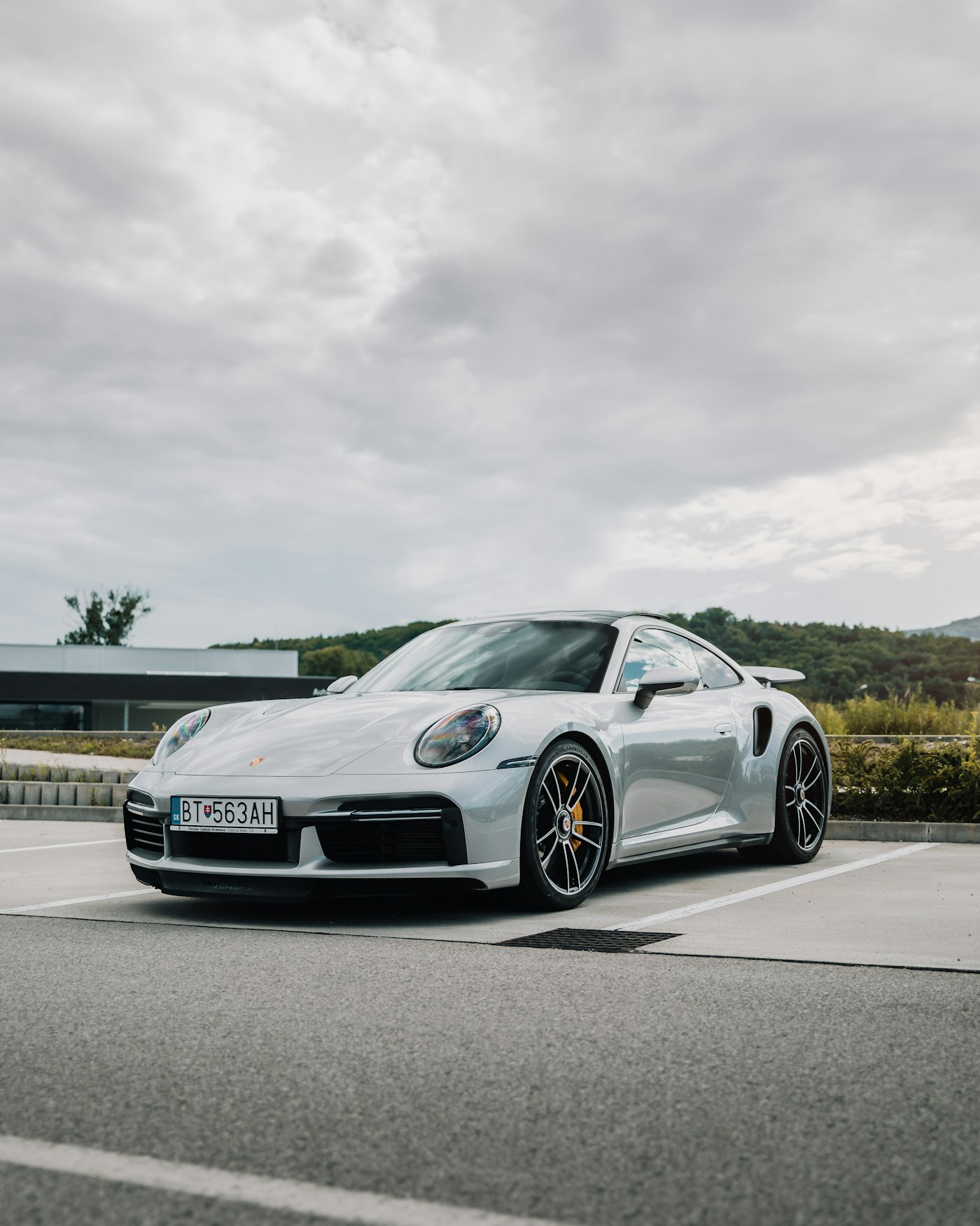 Voiture sportive nettoyée et brillante